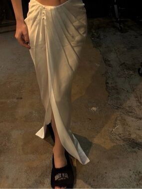 The Bar White Maxi Skirt 
100% silk 
size 0
new, newer worn